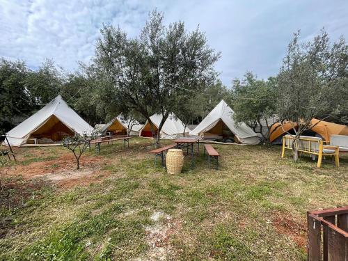 Φωτογραφία από το άλμπουμ του Garden Lake Camping σε Εξαμίλι