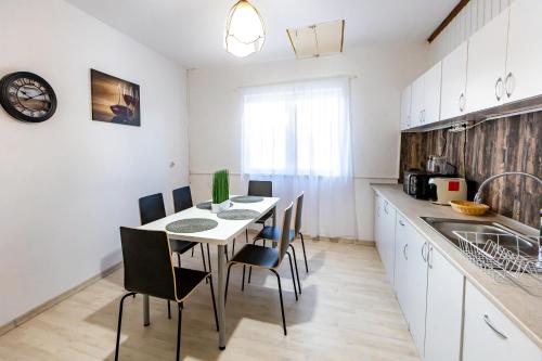 cocina con mesa y sillas en una habitación en Casuta cu View, en Sighişoara