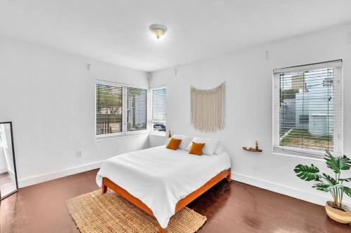 - une chambre blanche avec un lit et 2 fenêtres dans l'établissement Garden Suite 7-Hosted by Sweetstay, à Miami Beach