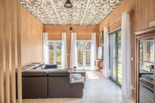 un salon avec un canapé et une table dans l'établissement La Maison du Bois Brûlé 1 - Avec piscine partagée, à Villaines-les-Rochers
