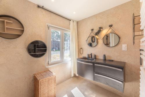 baño con lavabo y ventana en La Maison du Bois Brûlé 3 - Avec piscine partagée, en Villaines-les-Rochers