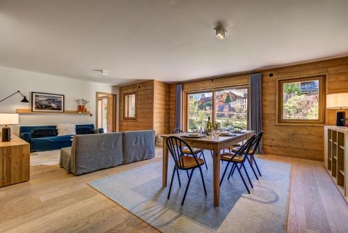 un salon avec une table, des chaises et un canapé dans l'établissement Residence Le Green, à Chamonix-Mont-Blanc