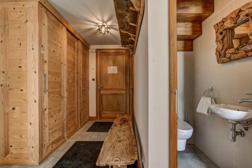 een badkamer met een wastafel en een toilet bij Chalet Capricorne in Chamonix-Mont-Blanc