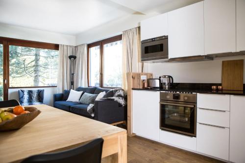 une cuisine et un salon avec une table et un canapé dans l'établissement Le Brevent 2 Apartment, à Chamonix-Mont-Blanc
