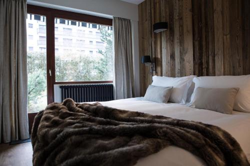 um quarto de hotel com duas camas com um cobertor em Le Brevent 2 Apartment em Chamonix-Mont-Blanc