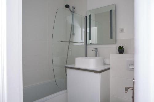 シャモニー・モンブランにあるLe Brevent 2 Apartmentの白いバスルーム(シャワー、シンク付)
