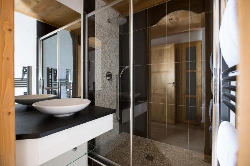 une salle de bain avec un lavabo et une douche en verre dans l'établissement Blaitiere 2 Apartment, à Chamonix-Mont-Blanc