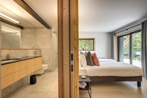 1 dormitorio con 1 cama extragrande y baño en Chalet Breitalps, en Chamonix-Mont-Blanc