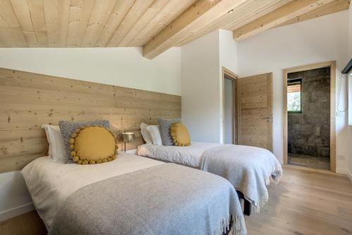 2 camas en una habitación con paredes de madera en Chalet Breitalps, en Chamonix-Mont-Blanc