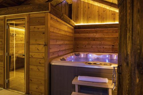 uma banheira de hidromassagem numa casa de banho em madeira em Chalet Black Wood em Chamonix-Mont-Blanc