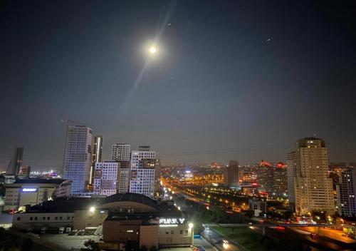 uitzicht op een stad 's nachts met verlichting bij Aurora Lights Shared Apartment in Esenyurt