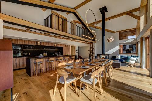 une grande salle à manger avec une longue table et des chaises dans l'établissement Chalet Trois Soeurs, à Chamonix-Mont-Blanc
