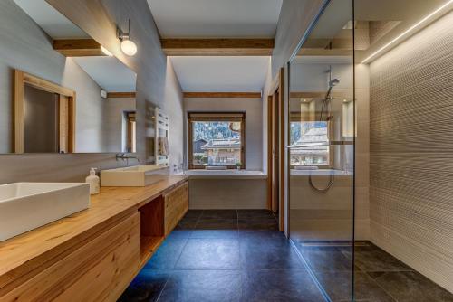 une salle de bain avec un lavabo et une douche dans l'établissement Chalet Trois Soeurs, à Chamonix-Mont-Blanc