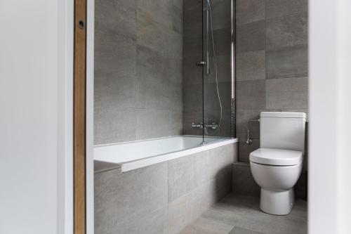 ein Bad mit einer Badewanne, einem WC und einer Dusche in der Unterkunft Le Brevent 3 Apartment in Chamonix-Mont-Blanc