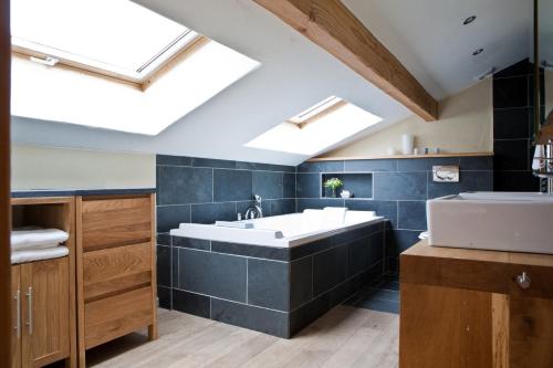 La salle de bains est pourvue d'un grand lavabo et de lucarnes. dans l'établissement Chalet Les Favrands, à Chamonix-Mont-Blanc