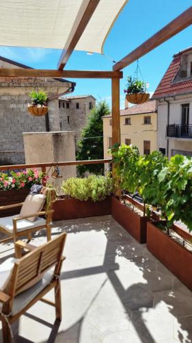 eine Terrasse mit Stühlen und Pflanzen auf einem Gebäude in der Unterkunft B&B Il Fabbro Chambre in Castelmauro