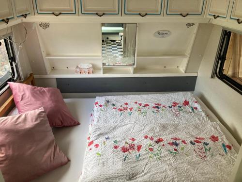 ein kleines Zimmer mit einem Bett und einem Spiegel in der Unterkunft Tiny House Anneliese Hunde okay in Oberbettingen