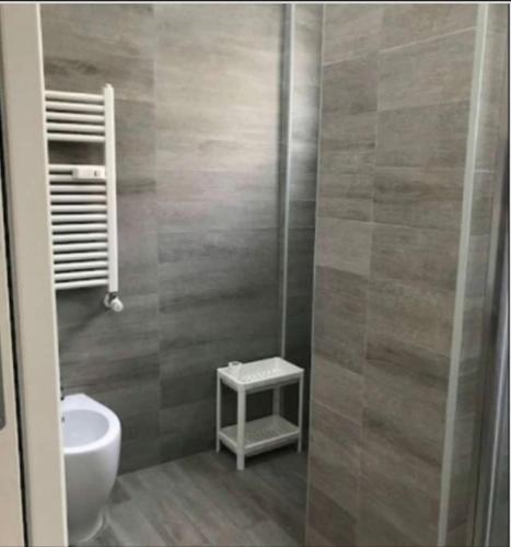 ein Bad mit einer Dusche, einem WC und einem Waschbecken in der Unterkunft Lolo Apartment in Mailand