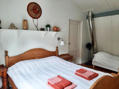 a bedroom with a bed with two towels on it at Gastenverblijf De Loft in Warns
