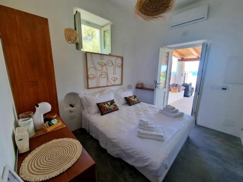 una camera da letto con un letto bianco con asciugamani sopra di MIravilla Salina a Lingua