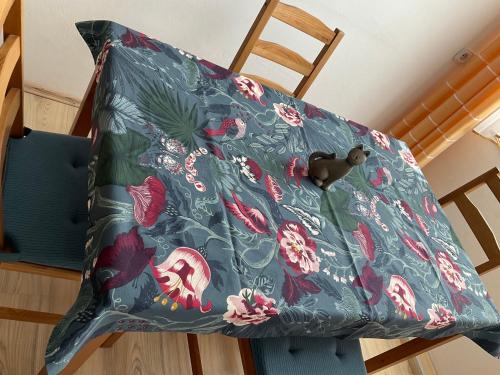 - un oreiller sur une chaise avec un oiseau dans l'établissement Ferienwohnung Mitko, à Radebeul