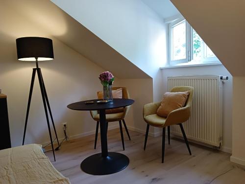 sala de estar con mesa y 2 sillas en Appartment Schloss-Zeit, en Aschau im Chiemgau