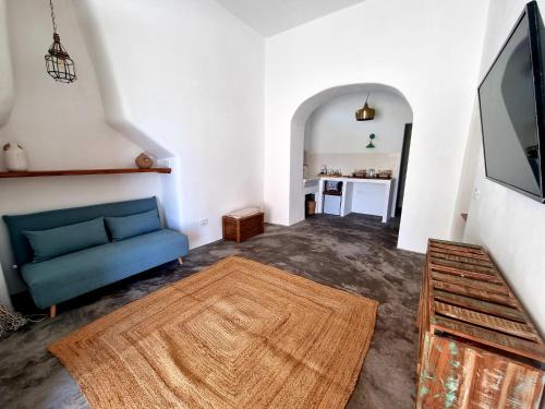 un soggiorno con un divano blu e una TV di MIravilla Salina a Lingua