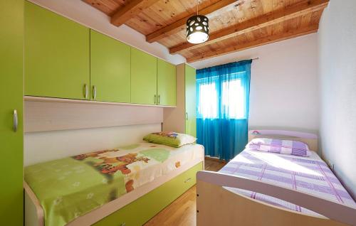 een slaapkamer met groene kasten en een stapelbed bij Villa Kate in Trogir