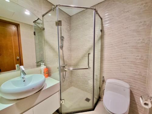 La salle de bains est pourvue d'une douche, d'un lavabo et de toilettes. dans l'établissement Happy Homes - Vinhomes Central Park, à Hô-Chi-Minh-Ville