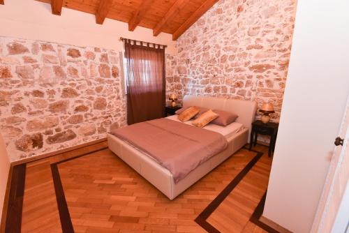 Posteľ alebo postele v izbe v ubytovaní Stone villa with pool