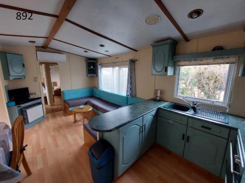 eine Küche und ein Wohnzimmer eines Wohnwagens in der Unterkunft davorel mobil home in Les Mathes