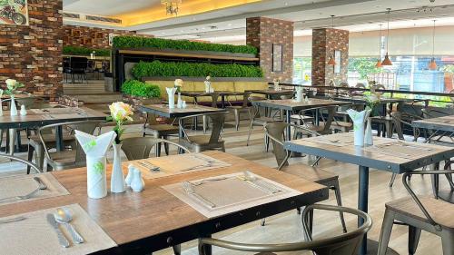 Un restaurante o sitio para comer en The Bazaar Hotel Bangkok