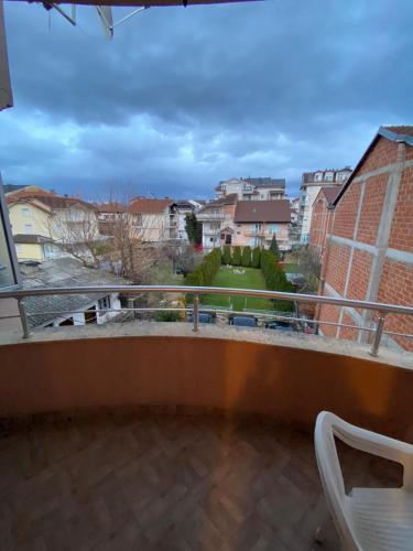 balkon z widokiem na dziedziniec w obiekcie Zekir - Zimmer - Rooms - Struga - Boulevard w mieście Struga