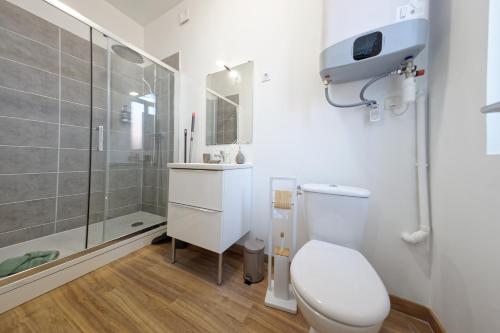une salle de bain blanche avec douche et toilettes dans l'établissement Le CosyCatala - 3 personnes - bureau & wifi, à Perpignan