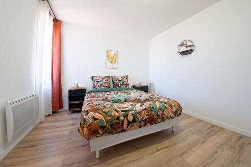 une chambre avec un lit et un parquet dans l'établissement Le Soleilcasa - 3 personnes - bureau & wifi, à Perpignan