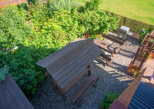 an overhead view of a picnic table and benches at JD Apartamenty - Klimatyzacja, basen, parking i wifi w cenie in Mysłakowice