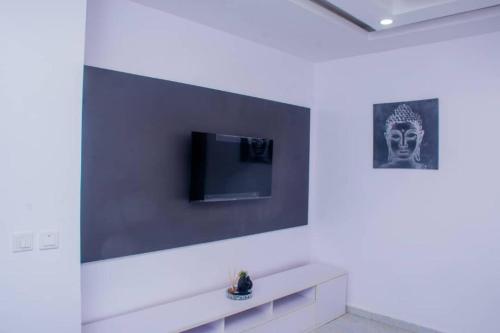 Μια τηλεόραση ή/και κέντρο ψυχαγωγίας στο Lawview residential services apartment