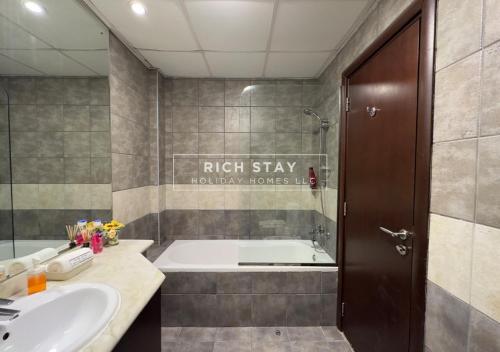 Koupelna v ubytování Dubai Marina Canal View 2,5 BR by Rich Stay