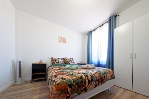 une chambre avec un lit et une fenêtre dans l'établissement Le Pyrénid - 3 personnes - bureau & wifi, à Perpignan