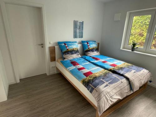 1 dormitorio con 1 cama en una habitación con ventana en Ferienhaus Urlaubshafen en Bremerhaven