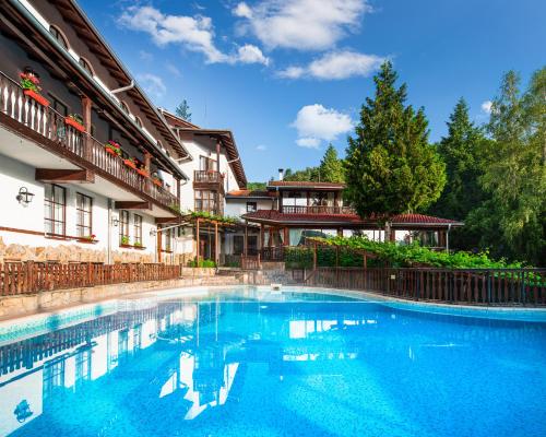 Bazén v ubytování Hotel Alfaresort Thermal Chiflika nebo v jeho okolí
