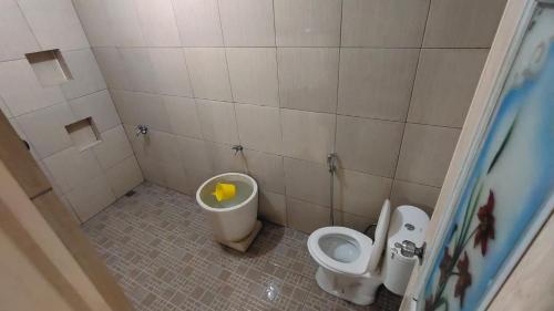Siyonokulon的住宿－Anugerah Homestay Playen，浴室配有卫生间、尿道和坐浴盆。