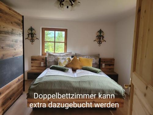 Un dormitorio con una cama grande y una ventana en Anne's Wohlfühlplatzl, en Steinberg am Rofan