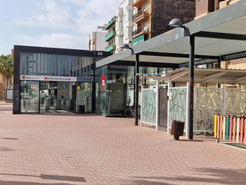 un edificio con puertas de cristal en una calle de ladrillo en Casa 12 PAX Metro Alboraya Valencia, en Alboraya
