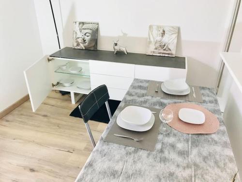 d'une salle à manger avec une table recouverte de plaques blanches. dans l'établissement Disney cosy lounge, à Serris