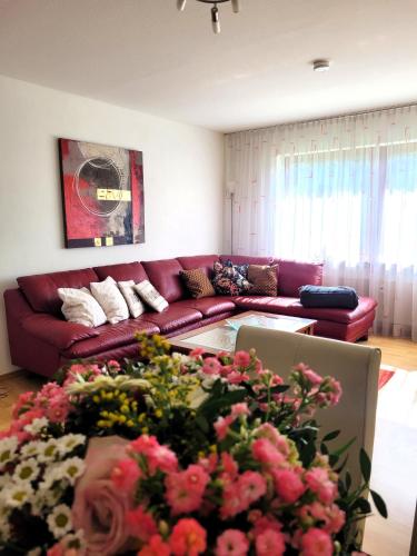 ヴィンターベルクにあるWinterberg Appartement 21068のリビングルーム(ソファ、花のテーブル付)