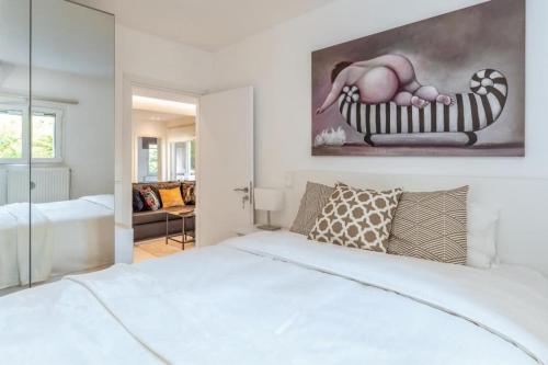 Hidden Gem: 2BR Artistic Retreat in Glyfada Center