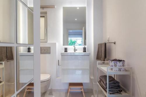 Hidden Gem: 2BR Artistic Retreat in Glyfada Center