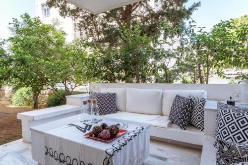 Hidden Gem: 2BR Artistic Retreat in Glyfada Center