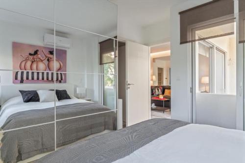 Hidden Gem: 2BR Artistic Retreat in Glyfada Center